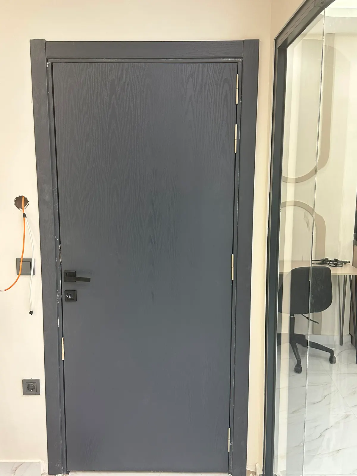 Gri kurşun kapı, klinik koridorunda kapalı konumda