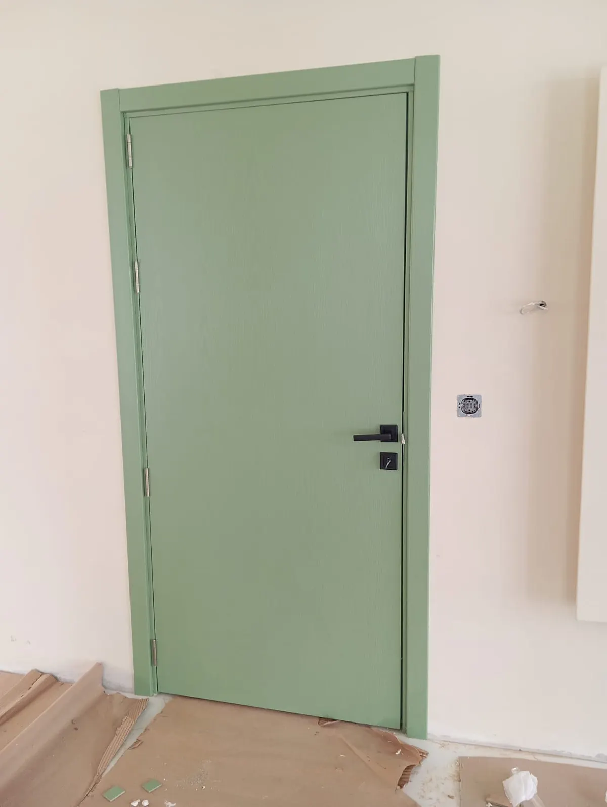 Açık yeşil boyalı kurşun kapı, projeye göre renk seçimi örneği