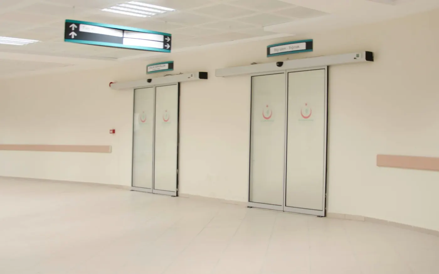 Hastane koridorunda otomatik sürgülü kapılar