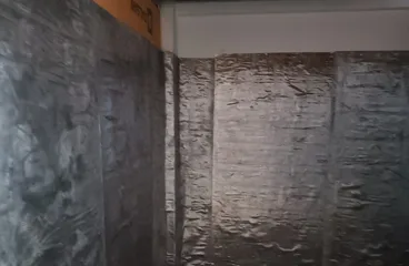 Duvar yüzeyine uygulanmış kurşun levha kaplamanın yakından görünümü