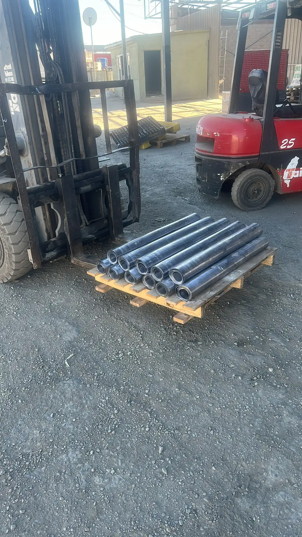 Forkliftle taşınan paletli rulo kurşun levhalar